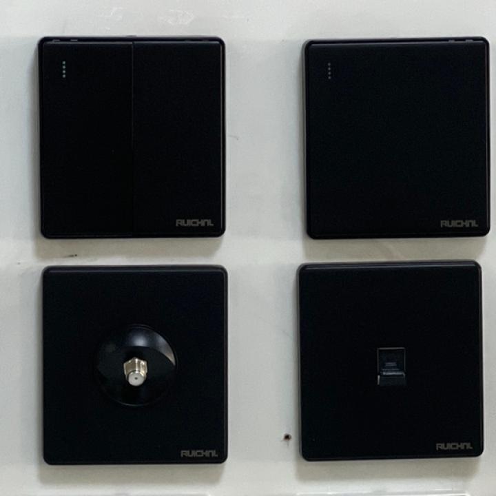 Game contact noir GM par pics